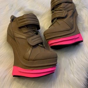 Sneaker heel-less platform